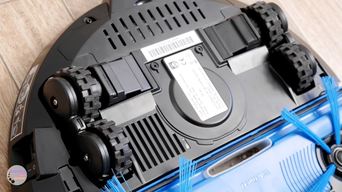 Philips-SmartPro-Compact-Robot-Vacuum-Cleaner-FC8776-09